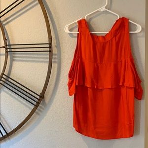 Vibrant blouse with off-the shoulder sleeves